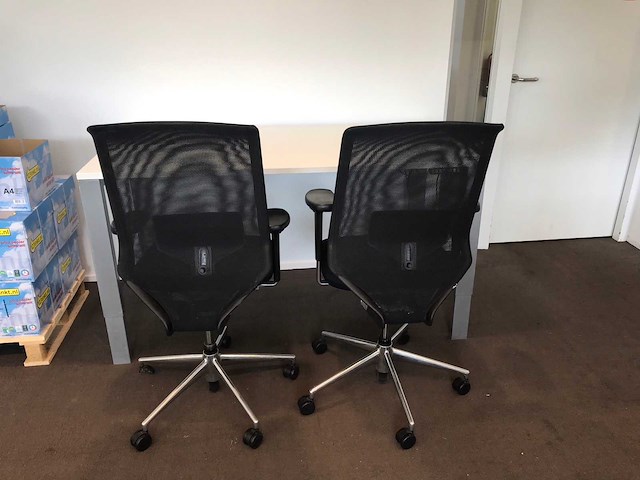 Vitra bureaustoelen met bureau - afbeelding 1 van  5