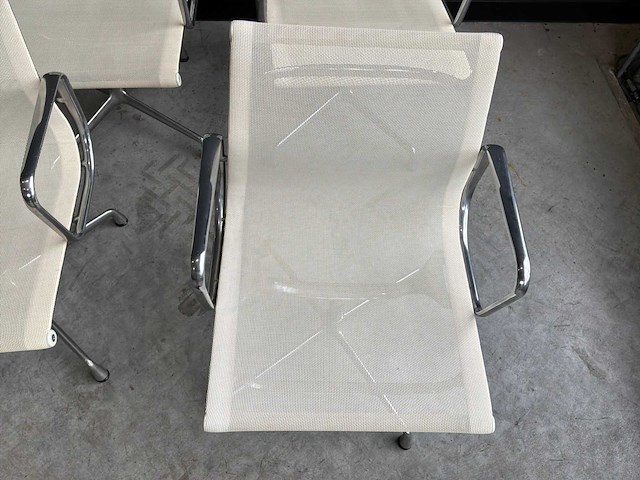 Vitra ea 108 stoel (4x) - afbeelding 5 van  8