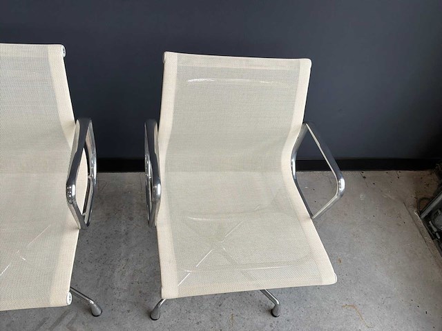 Vitra ea 108 stoel (4x) - afbeelding 6 van  8