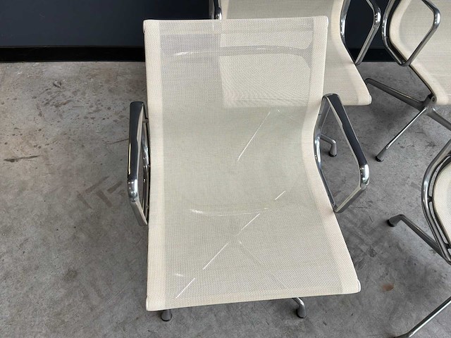 Vitra ea 108 stoel (4x) - afbeelding 4 van  8