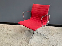 Vitra ea 108 stoel
