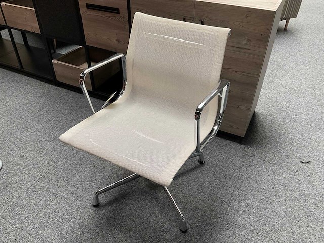 Vitra ea 108 vergaderstoel - afbeelding 1 van  4