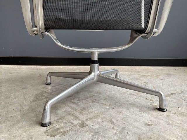 Vitra ea 115 stoel - afbeelding 4 van  5