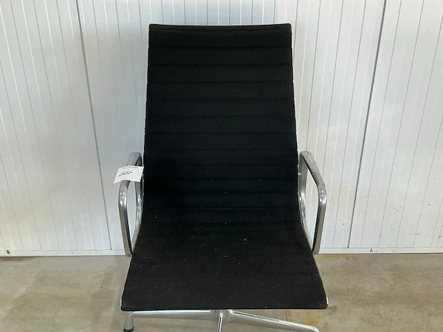 Vitra ea108 hoge rug vergaderstoel - afbeelding 2 van  5