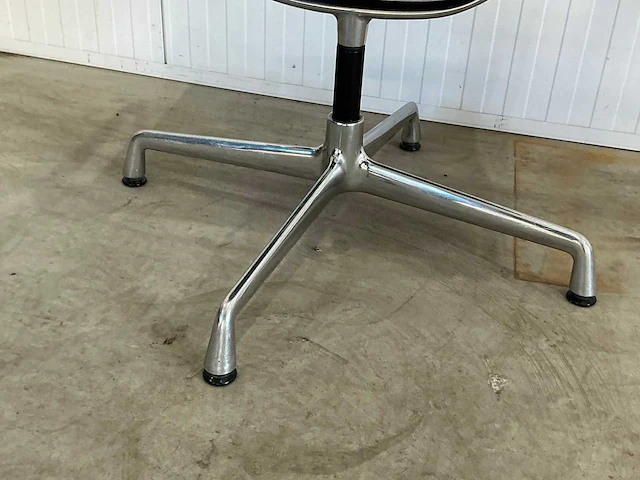Vitra ea108 hoge rug vergaderstoel - afbeelding 4 van  5