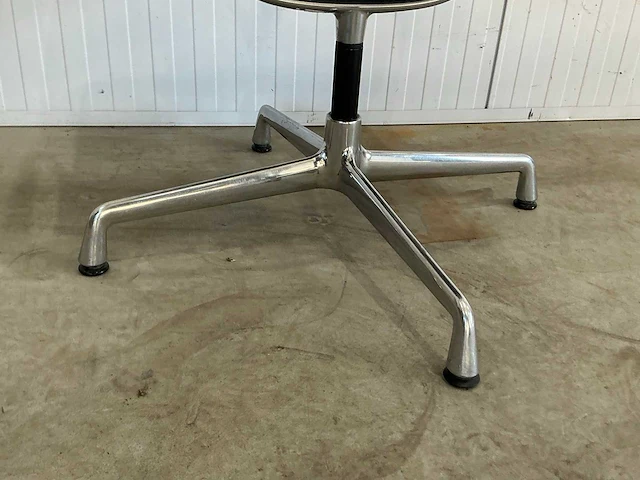 Vitra ea108 hoge rug vergaderstoel - afbeelding 3 van  5