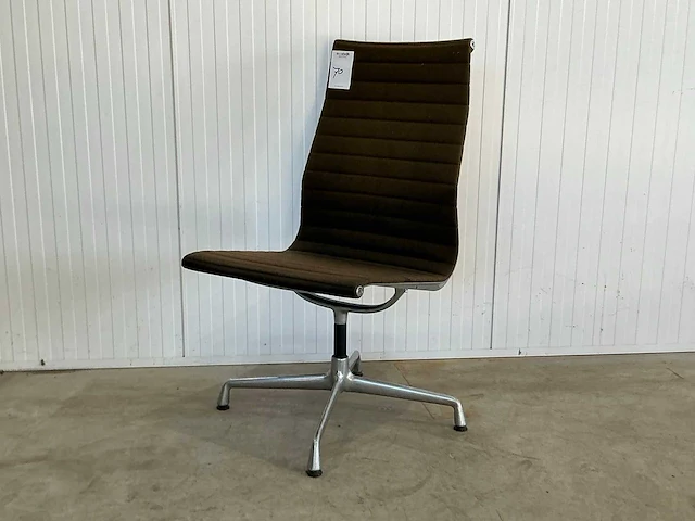 Vitra ea108 hoge rug vergaderstoel - afbeelding 1 van  5