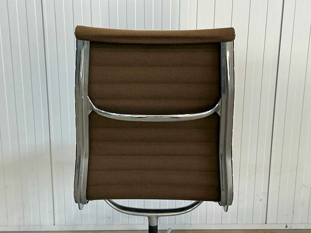 Vitra ea108 hoge rug vergaderstoel - afbeelding 3 van  5