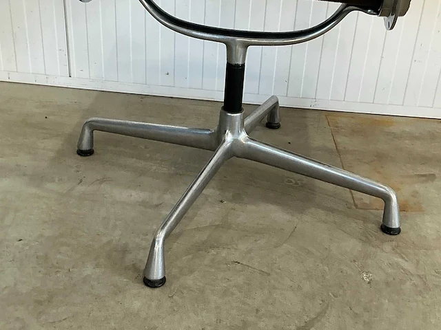 Vitra ea108 hoge rug vergaderstoel - afbeelding 4 van  5