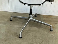 Vitra ea108 hoge rug vergaderstoel - afbeelding 4 van  5