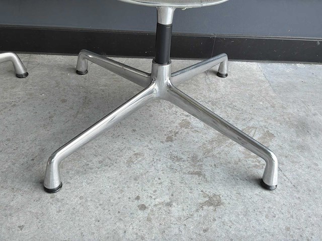 Vitra ea108 netweave vergaderstoel (2x) - afbeelding 5 van  6