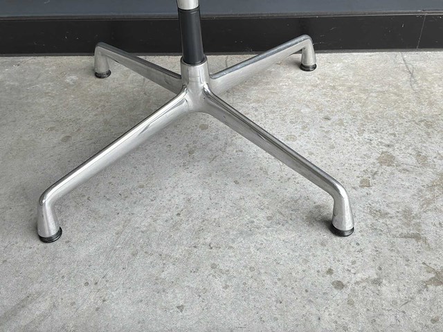 Vitra ea108 netweave vergaderstoel - afbeelding 3 van  4