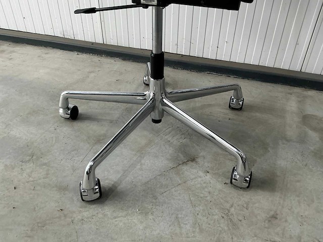 Vitra ea119 vergaderstoel - afbeelding 4 van  7