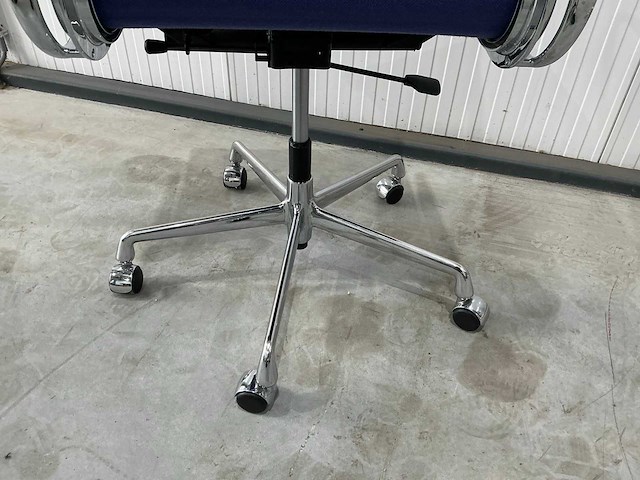 Vitra ea119 vergaderstoel - afbeelding 6 van  8