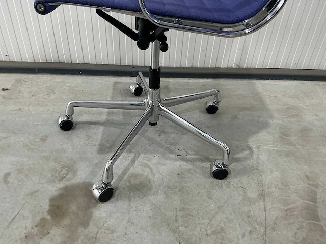 Vitra ea119 vergaderstoel - afbeelding 3 van  7