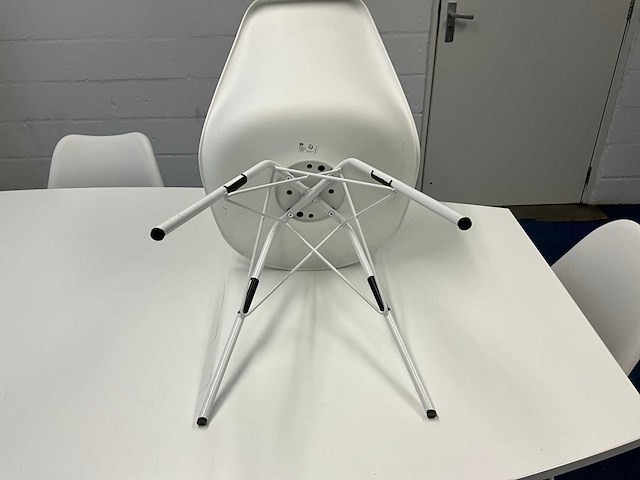 Vitra eames dsr ovaal/bootvormig vergadertafel - afbeelding 6 van  8