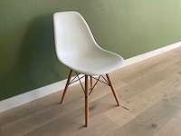Vitra eames dsw stoelen met tafel - afbeelding 4 van  4