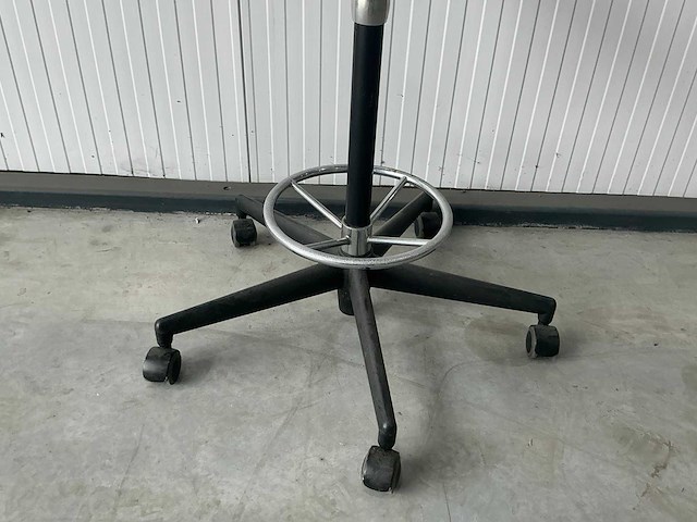 Vitra nelson perch kruk - afbeelding 3 van  4