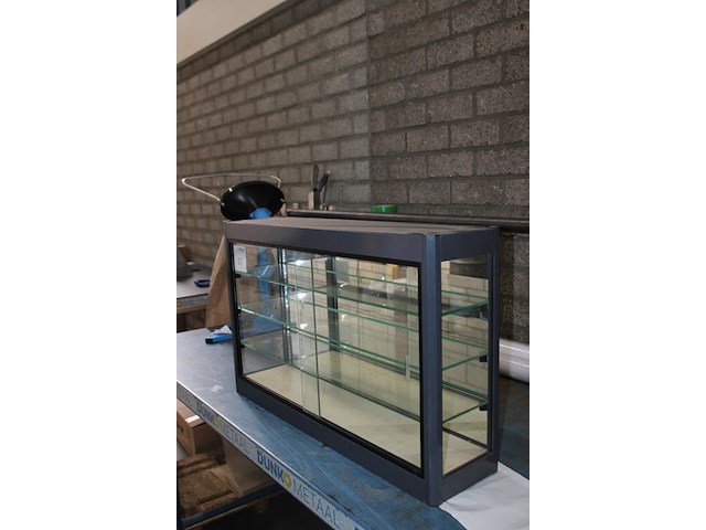 Vitrinekast met afmeting 80 x 20 x 50 cm. - afbeelding 2 van  2