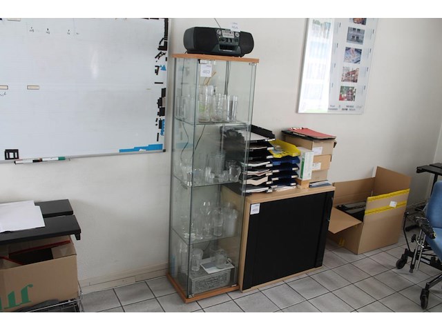 Vitrinekast met diverse samples glas en kunststof bekers. afmeting 42 x 35 x 160 cm. - afbeelding 1 van  4