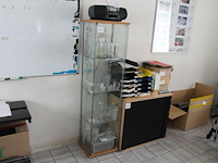 Vitrinekast met diverse samples glas en kunststof bekers. afmeting 42 x 35 x 160 cm. - afbeelding 1 van  4