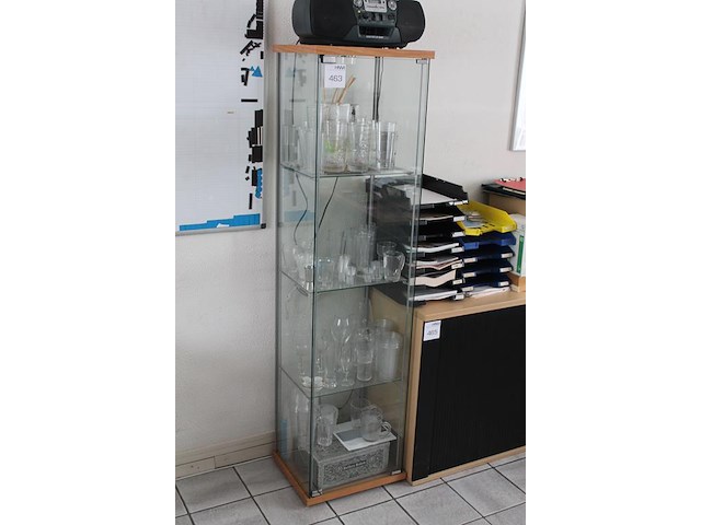 Vitrinekast met diverse samples glas en kunststof bekers. afmeting 42 x 35 x 160 cm. - afbeelding 2 van  4