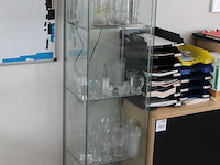 Vitrinekast met diverse samples glas en kunststof bekers. afmeting 42 x 35 x 160 cm. - afbeelding 2 van  4