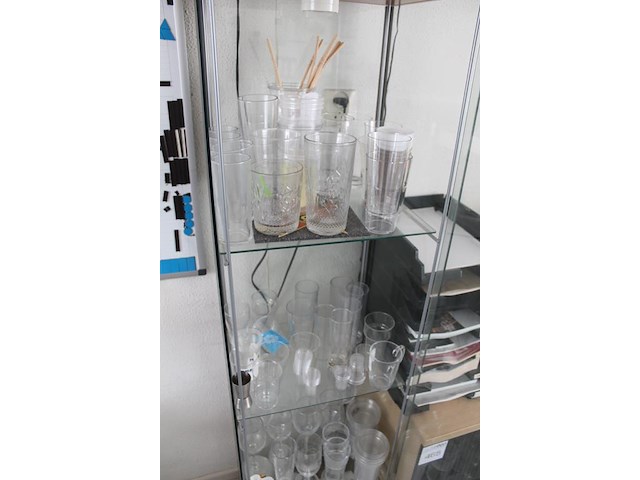 Vitrinekast met diverse samples glas en kunststof bekers. afmeting 42 x 35 x 160 cm. - afbeelding 3 van  4