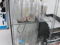 Vitrinekast met diverse samples glas en kunststof bekers. afmeting 42 x 35 x 160 cm. - afbeelding 3 van  4