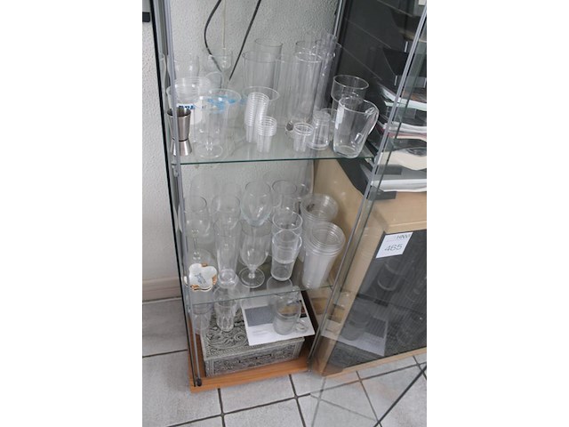Vitrinekast met diverse samples glas en kunststof bekers. afmeting 42 x 35 x 160 cm. - afbeelding 4 van  4