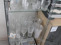 Vitrinekast met diverse samples glas en kunststof bekers. afmeting 42 x 35 x 160 cm. - afbeelding 4 van  4