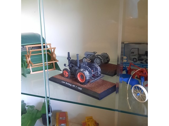 Vitrinekast met miniaturen - afbeelding 2 van  14