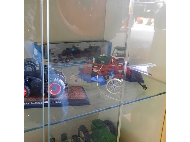 Vitrinekast met miniaturen - afbeelding 3 van  14