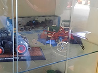 Vitrinekast met miniaturen - afbeelding 3 van  14