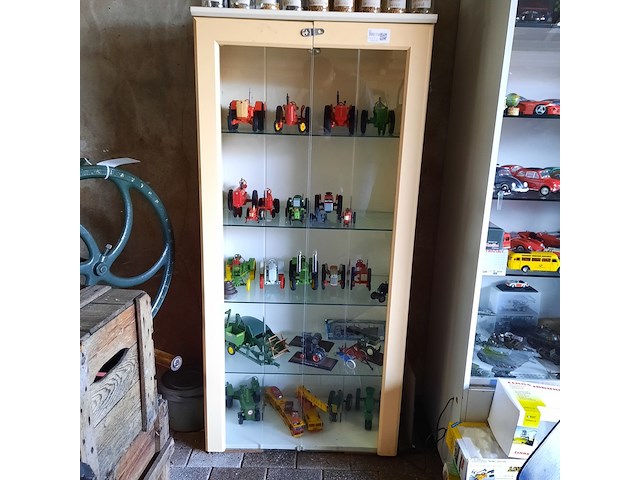 Vitrinekast met miniaturen - afbeelding 1 van  14