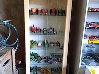 Vitrinekast met miniaturen - afbeelding 1 van  14