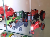 Vitrinekast met miniaturen - afbeelding 10 van  14