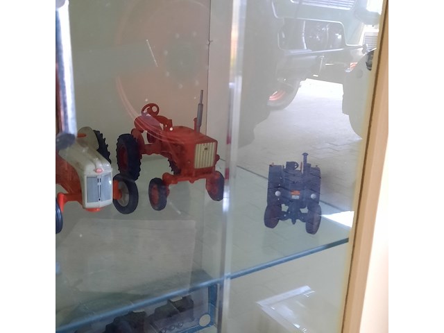 Vitrinekast met miniaturen - afbeelding 13 van  14