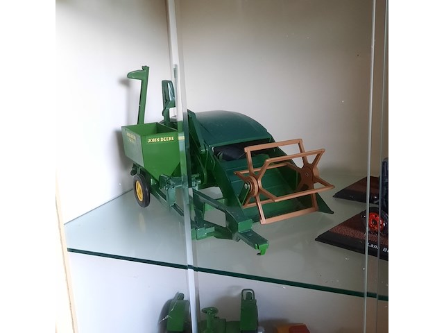 Vitrinekast met miniaturen - afbeelding 14 van  14