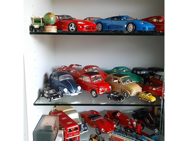 Vitrinekast met miniaturen - afbeelding 2 van  15