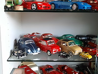 Vitrinekast met miniaturen - afbeelding 2 van  15