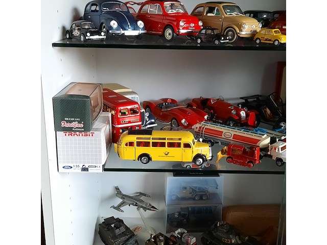 Vitrinekast met miniaturen - afbeelding 3 van  15