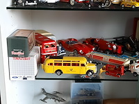 Vitrinekast met miniaturen - afbeelding 3 van  15