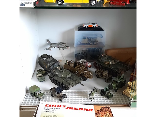 Vitrinekast met miniaturen - afbeelding 4 van  15