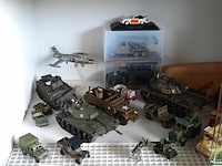 Vitrinekast met miniaturen - afbeelding 4 van  15