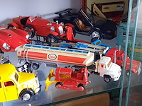 Vitrinekast met miniaturen - afbeelding 5 van  15