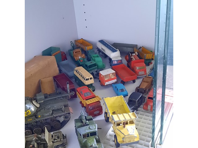 Vitrinekast met miniaturen - afbeelding 6 van  15