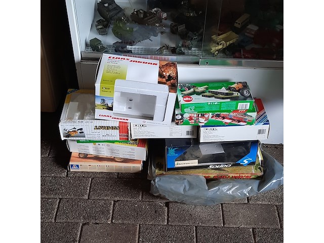 Vitrinekast met miniaturen - afbeelding 7 van  15