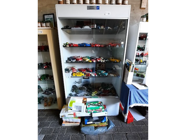 Vitrinekast met miniaturen - afbeelding 1 van  15