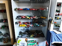 Vitrinekast met miniaturen - afbeelding 1 van  15